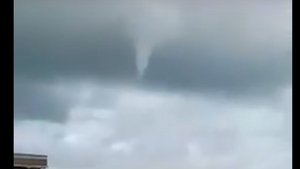 Fenomen meteorologic neobişnuit la Marea Neagră.  O trombă marină cu aspect de tornadă, vizibilă pe țărmul din Eforie Sud