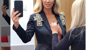 Andreea Bănică, dezbrăcată complet în cada plină cu apă și flori. Ipostaza incendiară în care a fost pozată