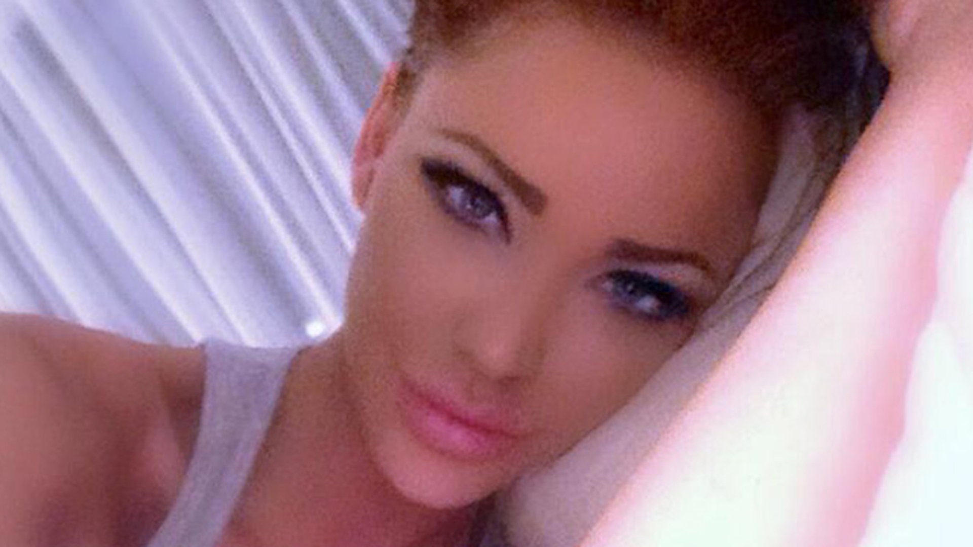 Bianca Slav, inconjurata de femei aproape dezbracate! Roscata s-a simtit bine in compania lor: "Imi place sa stau printre ele"