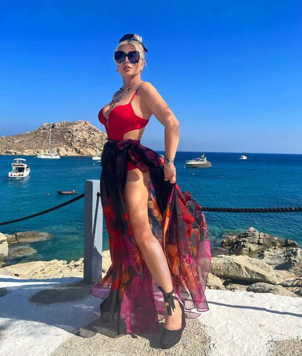 Loredana Groza, şedinţă foto incendiară într-o limuzină. Artista a arătat tot ce are în dotare!