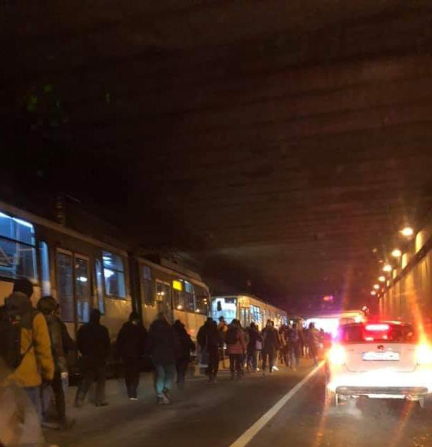 Accident de circulație în București. A fost blocată linia tramvaiului 41