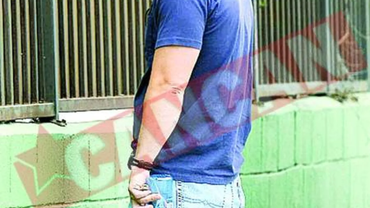 Mark Wahlberg face pipi in public