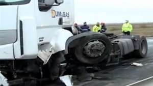 Un tir cu lapte s-a răsturnat pe A1! Traficul spre Piteşti este blocat