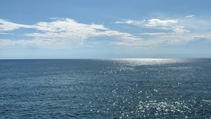 Cum a reușit un bărbat să supraviețuiască în derivă în Oceanul Pacific. Și-a făcut singur apă potabilă cu un truc util