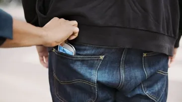 Hoții de buzunare acționează nestingheriți, iar polițiștii dau răspunsuri halucinante: ”Nu avem ce face!”