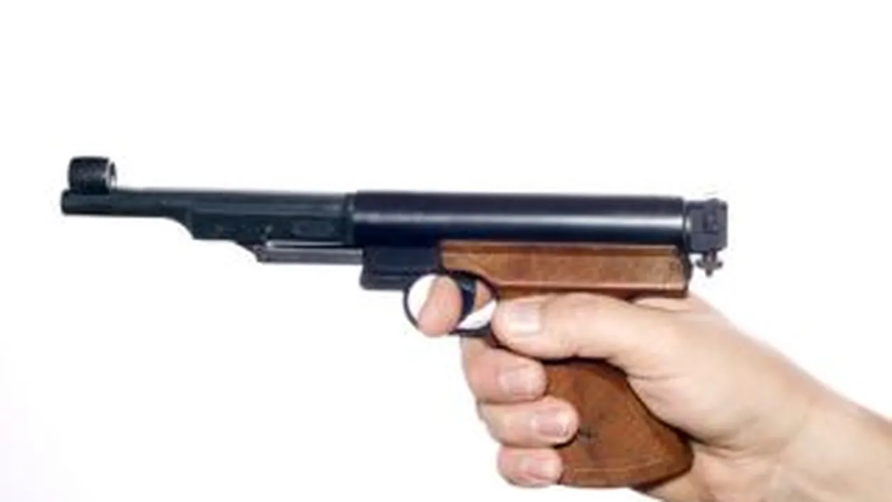 Trei tinere din Chisinau au fost impuscate in plina strada cu o arma pneumatica