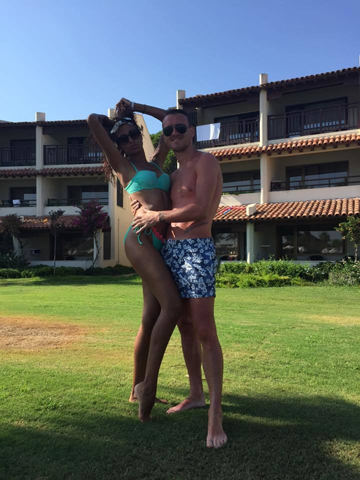 Atenţie! Imagini interzise cardiacilor! ”Bomba-sexy” a lui NICKY s-a dezbrăcat la piscină!