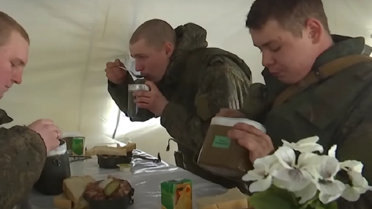 Ce mănâncă soldații ruși din Ucraina, de fapt. Cum au fost filmați