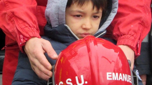 Băieţelul care şi-a salvat surioarele din flăcări, copleşit cu cadouri! Pompierii au fost ”Moş Crăciun”