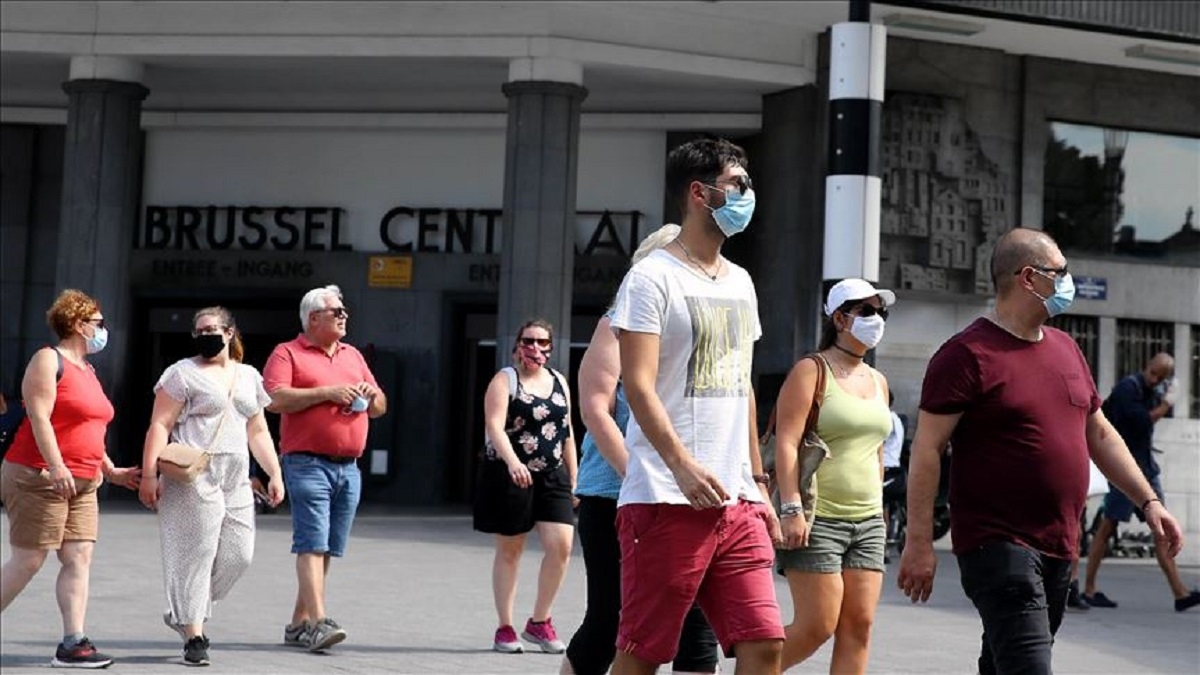 Devine sau nu obligatorie masca și pe stradă, în România? Anunțul făcut în valul doi al pandemiei