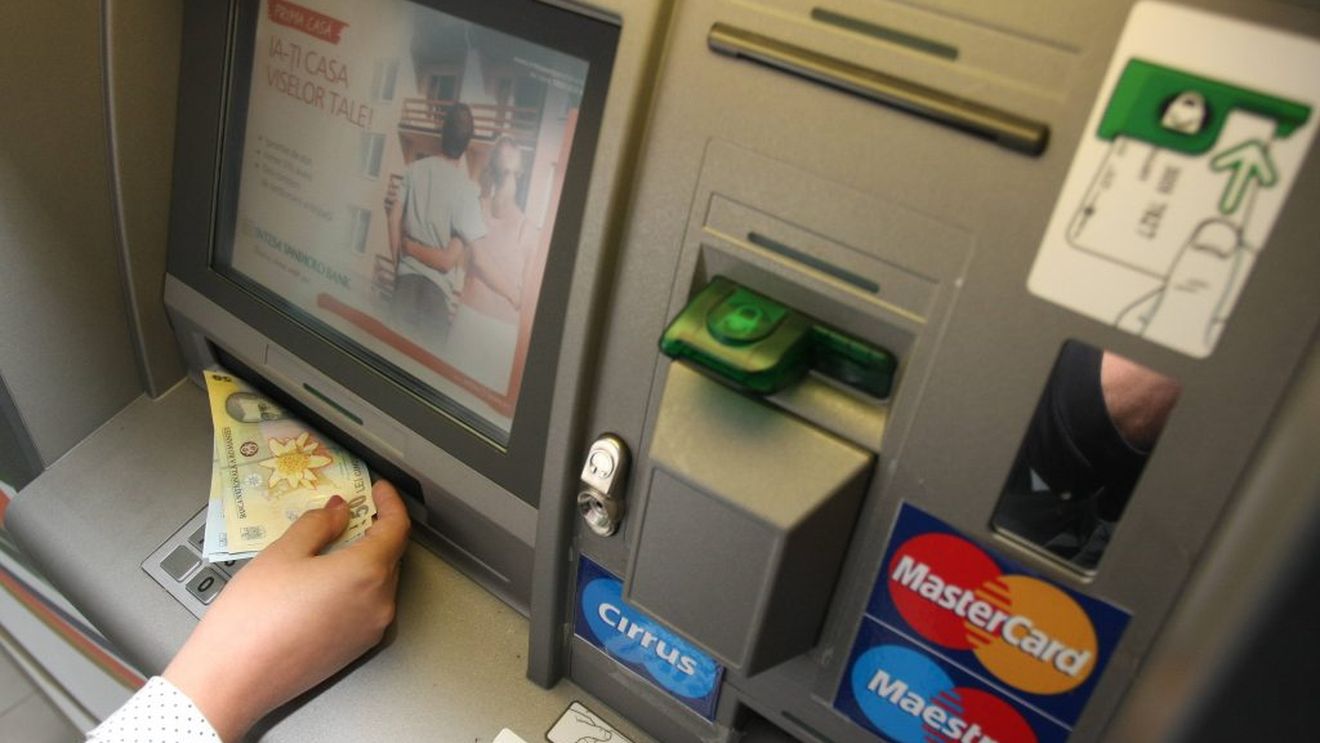 Un tânăr a găsit 12.000 de lei într-un ATM din Alba Iulia. Ce a făcut cu banii
