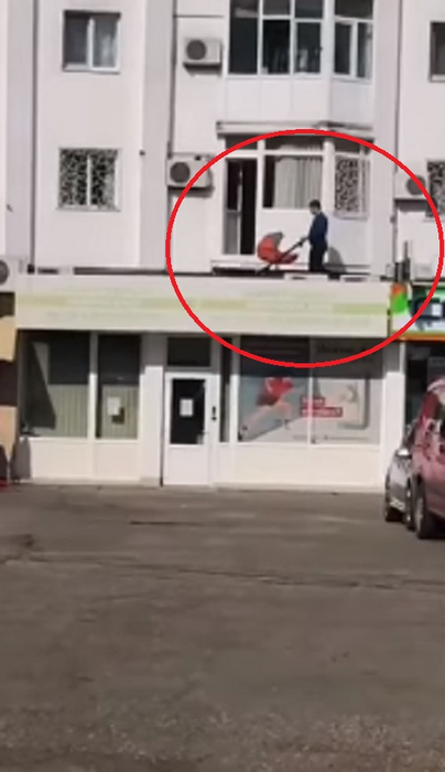 FOTO. Imagini ireale, în Pitești! Ce modalitate inedită a găsit un tătic pentru a-și plimba copilul, în contextul pandemiei de coronavirus