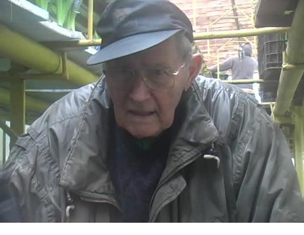 Are 90 de ani, e din Arad şi conduce ditamai afacerea! Are şofer personal şi o mulţime de clienţi. Cu ce se ocupă bărbatul