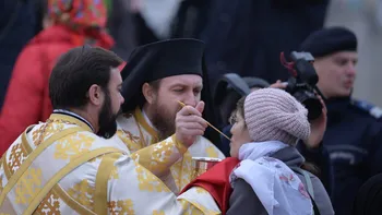 Te poți împărtăși dacă nu ai ținut post? Ce spun preoții despre Sfânta Euharistie