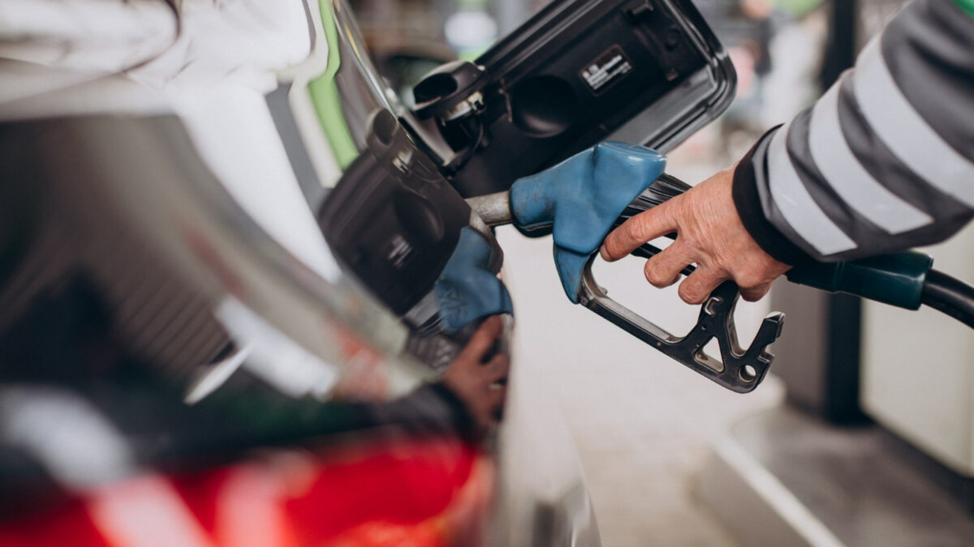 Prețurile carburanților pe 2 aprilie: cât costă acum litrul de benzină și unde găsești cele mai mici prețuri