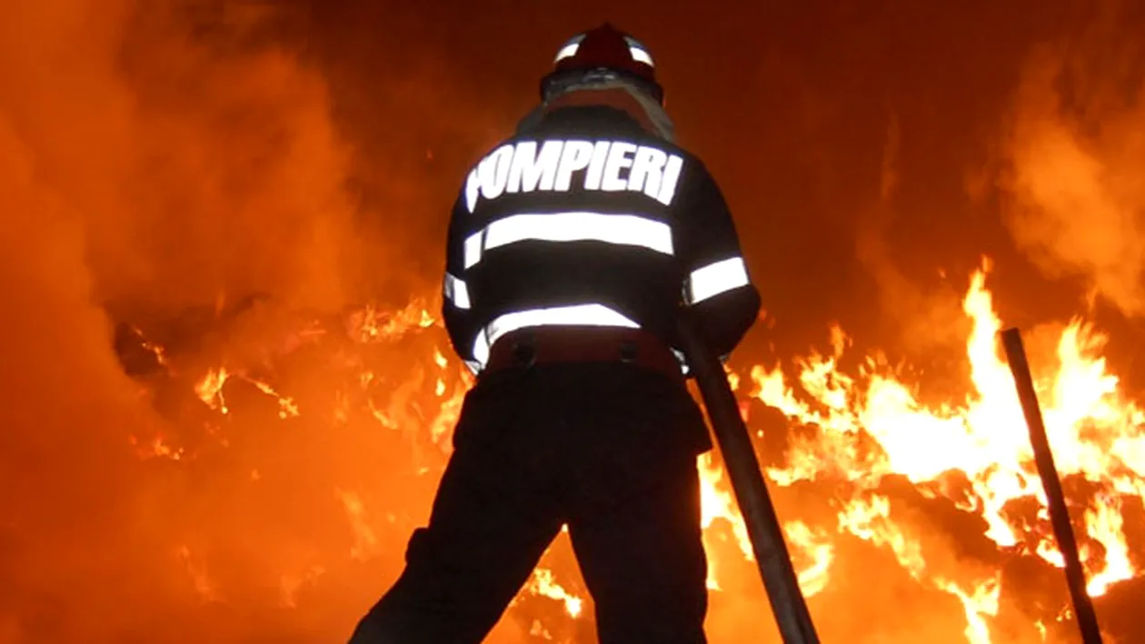 Incendiu puternic intr-un bloc din Odobesti. 12 persoane, printre care si copii, evacuate de pompieri. Afla ce se intampla