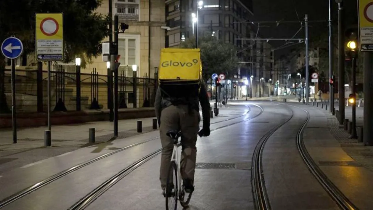 Ce a pățit un tânăr din Pakistan, după ce s-a angajat ca livrator Glovo în Iași