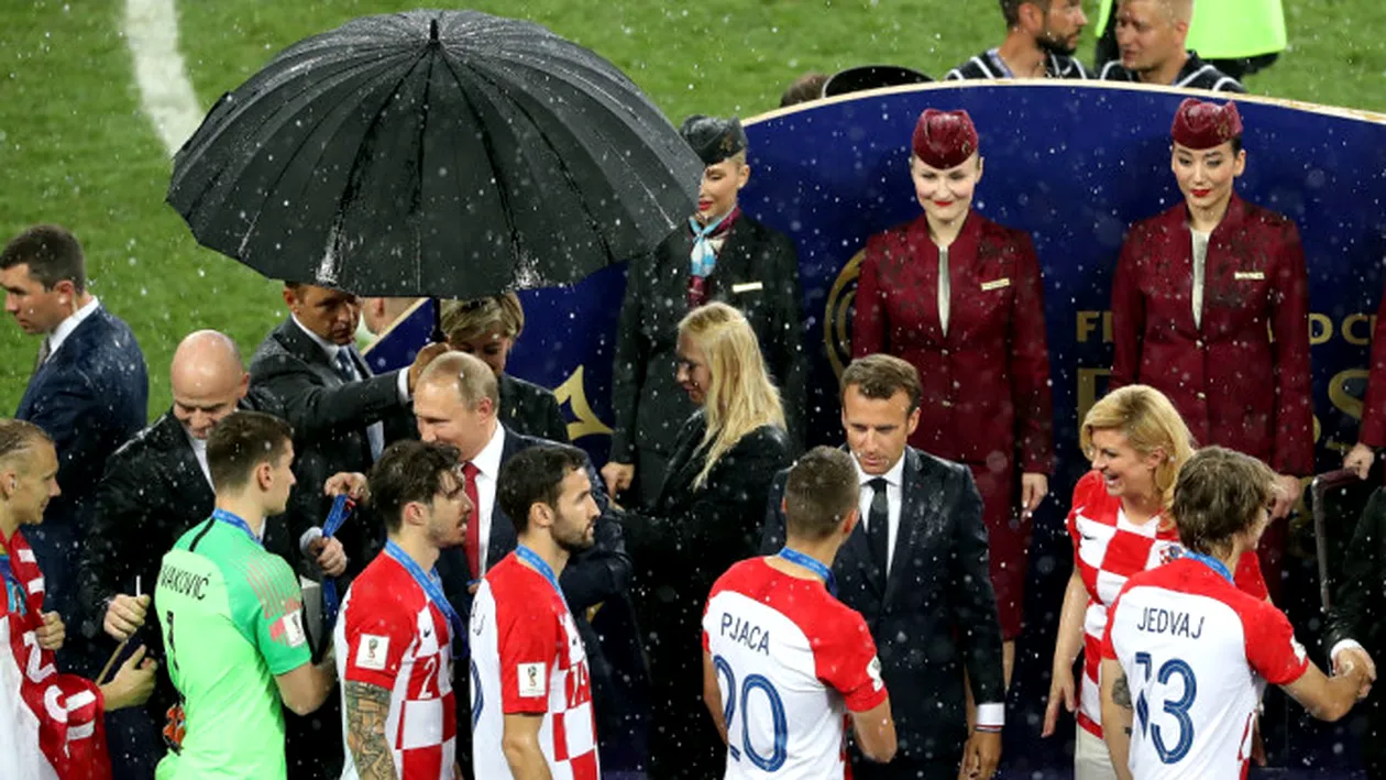 De ce a avut doar Putin umbrelă la finala Cupei Mondiale! Serviciile ar avea explicaţia