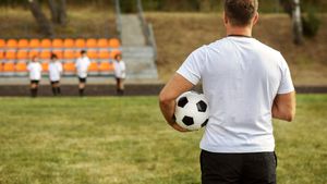 Iubește din nou! Antrenorul de fotbal în vârstă de 58 de ani și-a tras iubită mai tânără decât el cu 21 de ani