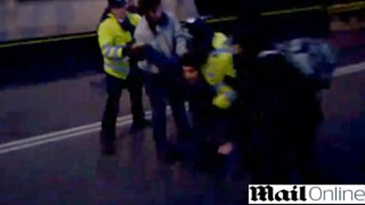 Politia britanica a agresat un tanar  cu handicap sever la protestele de la inceputul lunii