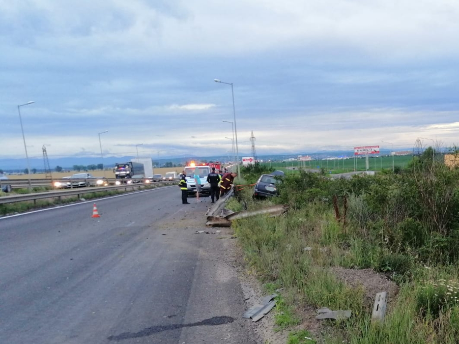 Imagini uluitoare pe DN1! A pierdut controlul mașinii, a rupt parapetul și apoi a intrat într-un stâlp