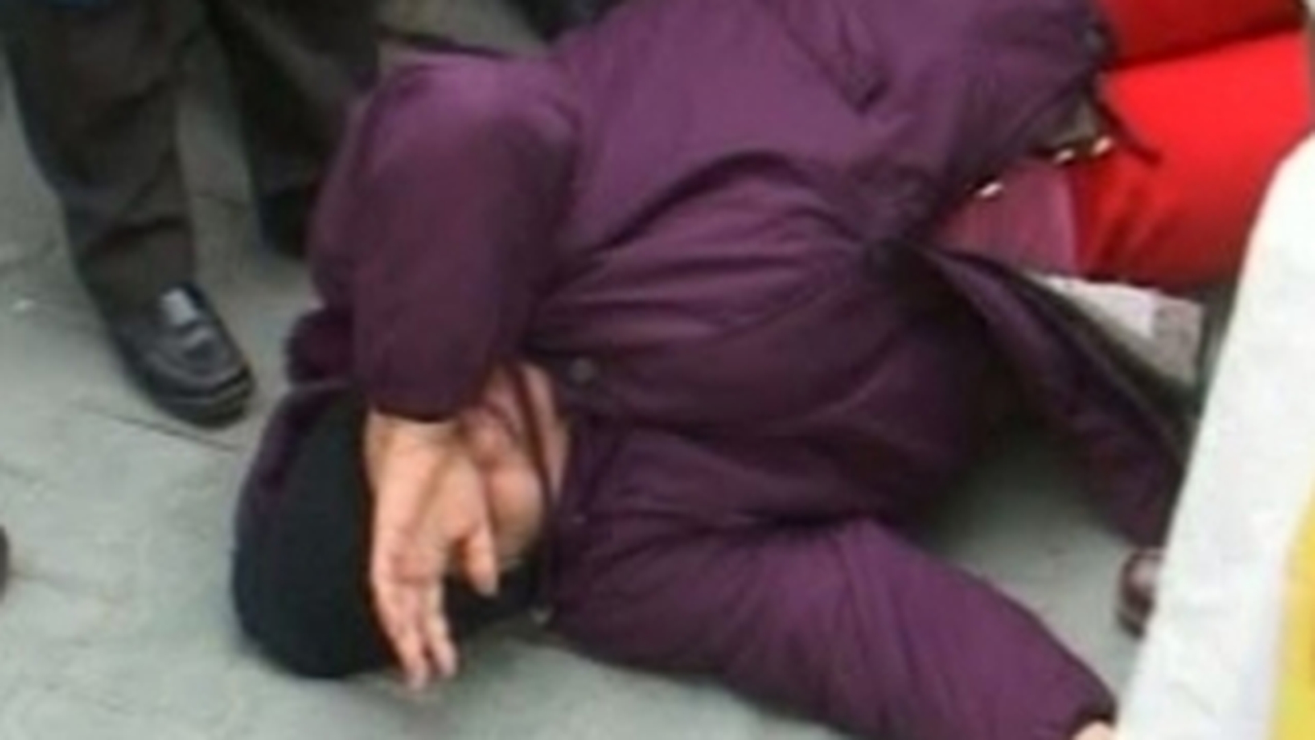 VIDEO O femeie a lesinat in timpul unui miting de protest fata de desfiintarea spitalului din Urlati