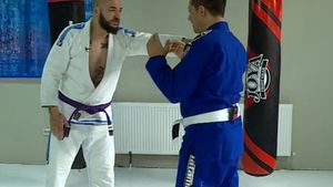 FOTO / Jean de la Craiova a intrat în ring cu un luptătorul MMA celebru şi a ieşit "şifonat". SECRETUL NEŞTIUT despre manelist