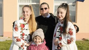 Nu a putut avea copii, astfel că a adoptat două fete! Povestea impresionantă a unei mame din județul Bacău. “Am fost la spital și...”