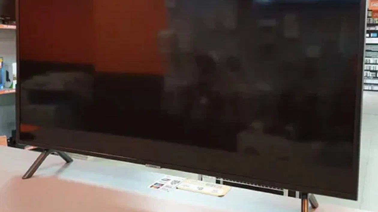 Emanuel din Târgu Mureș a cumpărat un televizor nou-nouț, din Flanco. Când a deschis cutia, acasă, să leșine! „Vi se pare normal?”