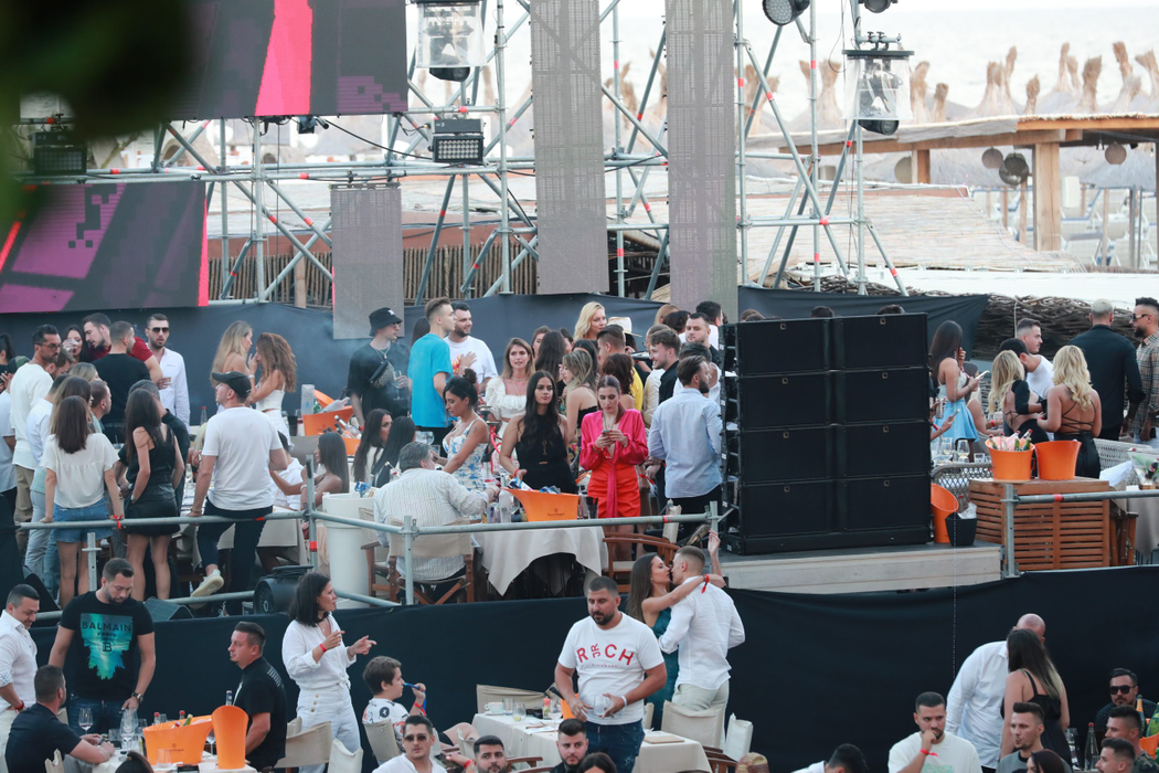 Cosmin, cunoscut drept ”Caz Stan”, a făcut show la Nuba Mamaia, alături de o brunetă, o șatenă și o blondă
