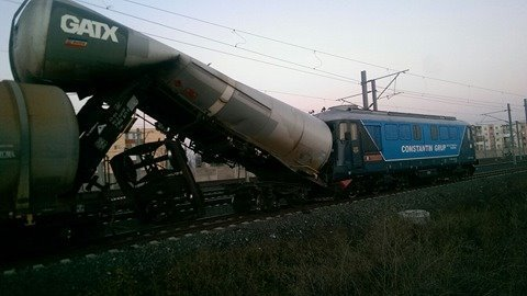 Accident feroviar în Arad! Un vagon cisternă a fost lovit de o locomotivă