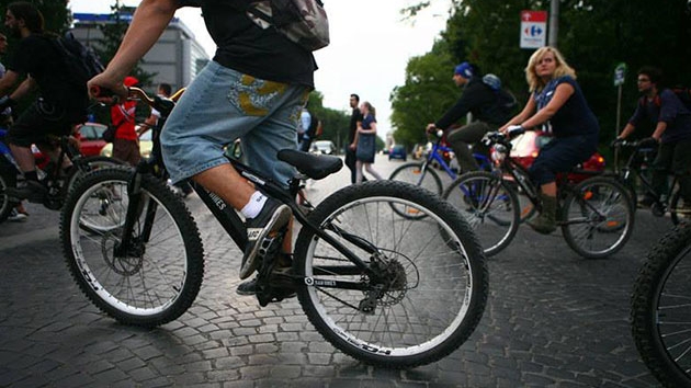 Amenzile pentru bicicliști vor fi reduse. Proiectul a trecut de Parlament