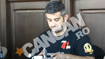 Nu se plictiseste niciodata! Daniel Onoriu a dat o reprezentatie de zile mari pe o terasa! A vorbit singur, afectat serios de o noapte mult prea lunga!