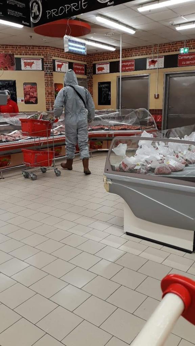 Starea de Urgență naște monștri! Incredibil cum vin deghizați românii la supermarket!