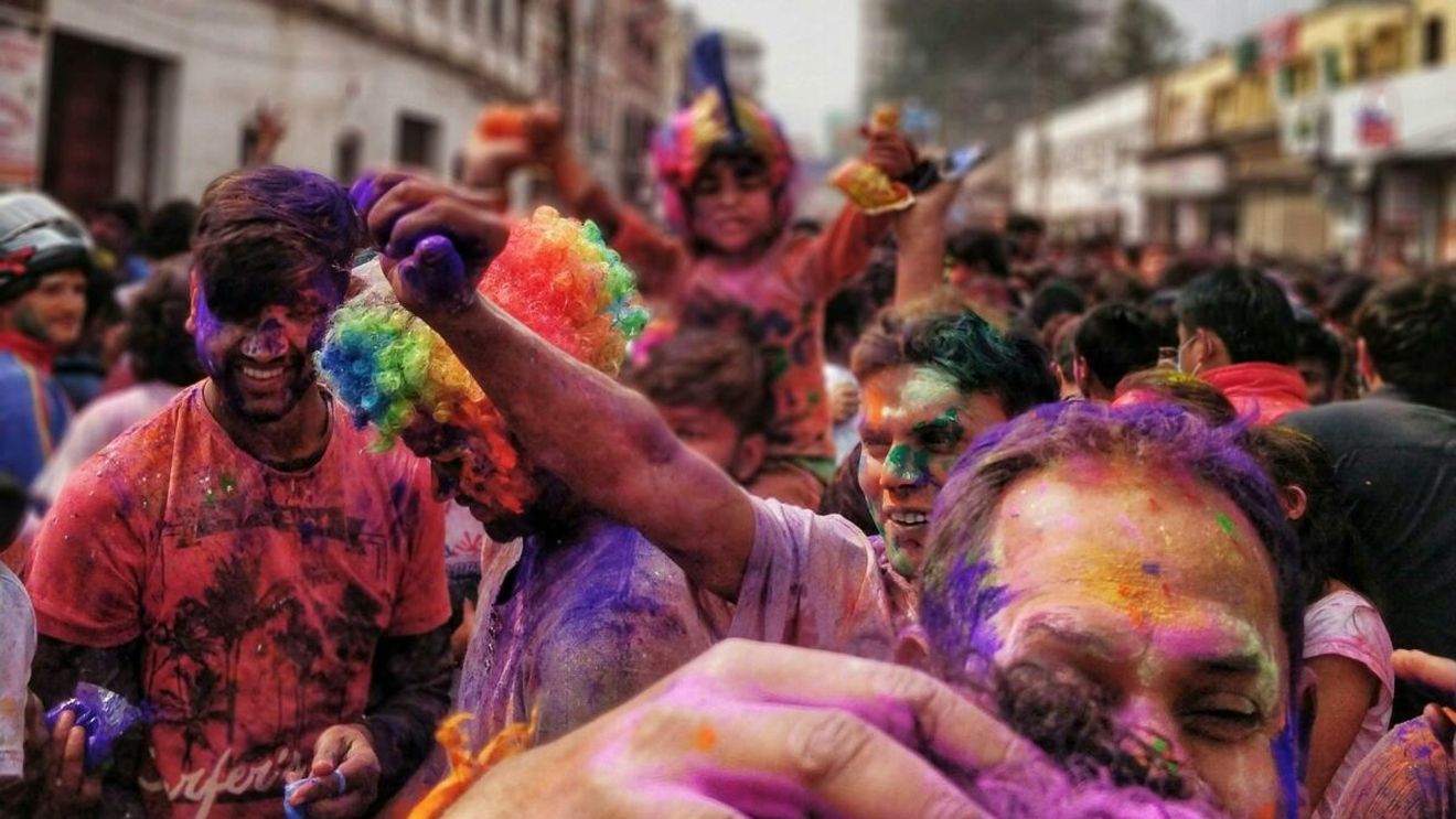 Holi, festivalul culorilor care transformă străzile în curcubee. Sărbătoarea spectaculoasă a primăverii