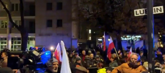 CRIZĂ în Polonia: Președintele Nawrocki și-a întors avionul din drum. Protestatarii au forțat intrarea Tribunalului Constituțional