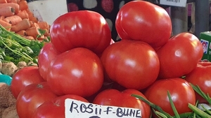 "Mai scumpe decât carnea!" Cu câți lei a ajuns să se vândă 1 kg de roșii într-o piața din Ploiești