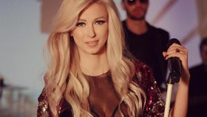 Andreea Bălan, fotografiată aşa cum nimeni nu se aştepta! Când s-au uitat la ceea ce avea într-o pungă de cadouri, toţi au rămas mască! 