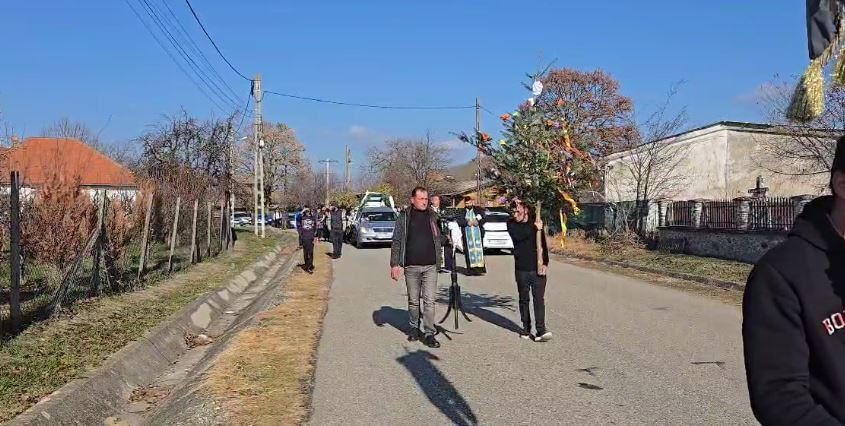 Andrei, adolescentul de 16 ani din Gorj care a murit după ce medicii au refuzat să-l opereze, a fost înmormântat. VIDEO