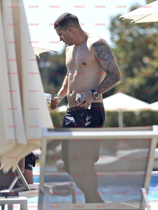 Bogdan Stancu își flexează mușchii la piscină