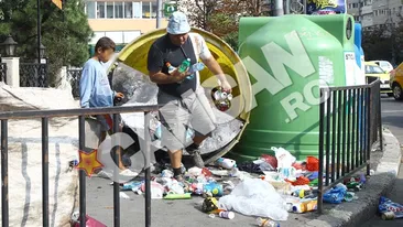 VIDEO Mizeria ta, meseria lor! Smecherasii astia se umplu de bani golind containerele de gunoi, dupa un plan de business bine pus la punct!