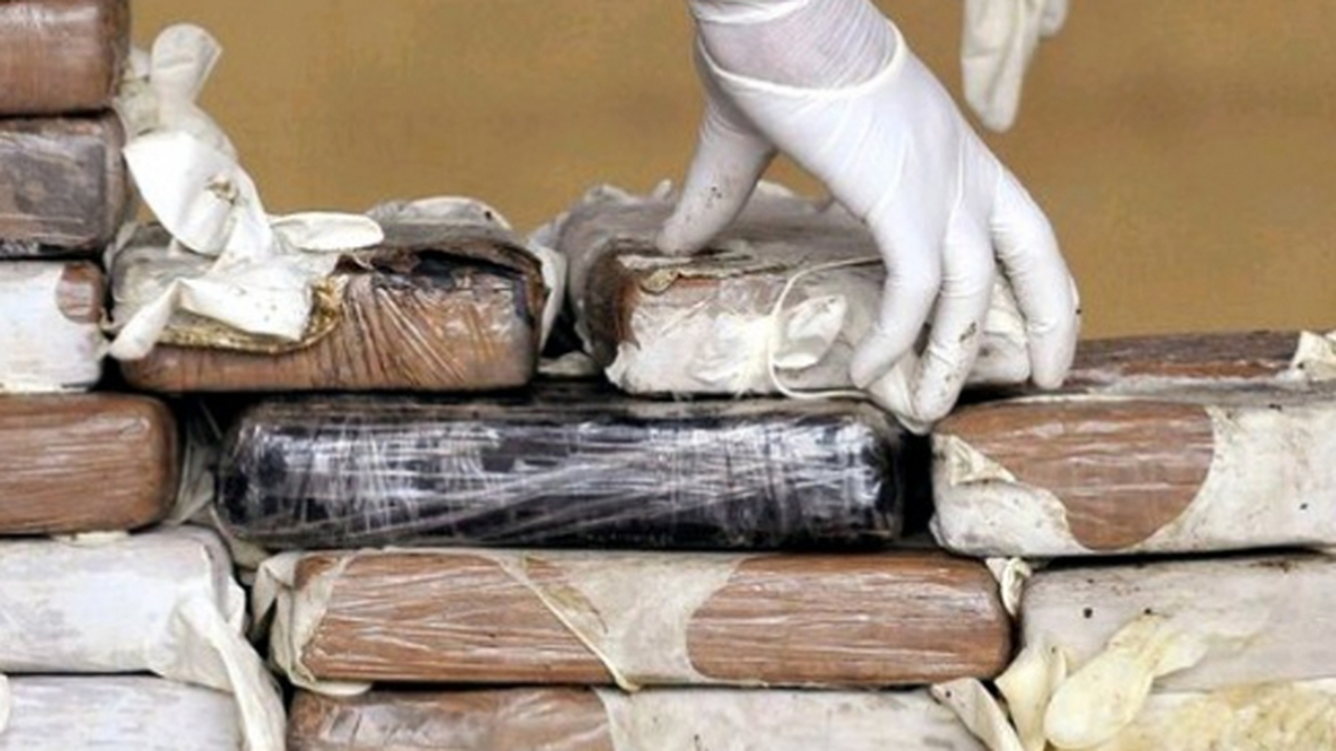 DIICOT cere instanţei arestarea a doi traficanţi de cocaină, deţinuţi în Italia