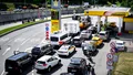 În Rusia, profesorii sunt trimiși să supravegheze cozile de la benzinării, pe fondul crizei de carburanți. Cum sunt recompensați