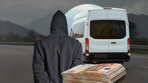Lovitură de peste 1 milion de euro într-o bancă din București! Angajata a „spart” conturile baronilor maxi-taxi și și-a plătit nunta, vacanțele și mașina soțului
