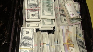 Mai sunt şi oameni cinstiţi. Un paznic a dat înapoi o geantă cu 9.000 de dolari!