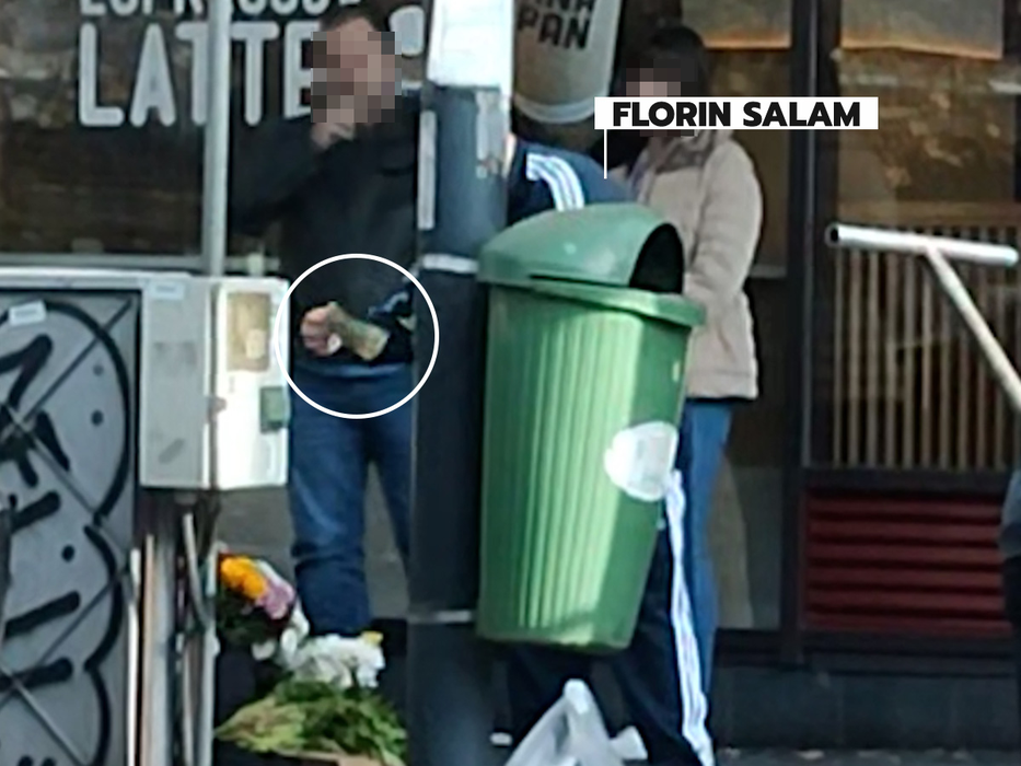 Florin Salam, atent cu o florăreasă (SURSA FOTO: CANCAN.RO)