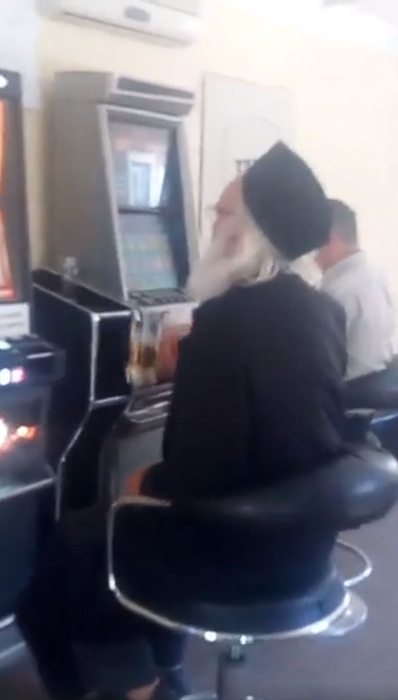 Preotul a fost filmat în interiorul unui bar, la păcănele