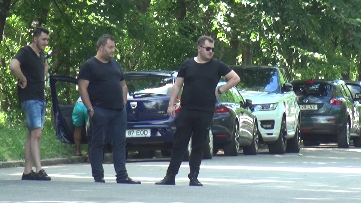 „Bozo“ şi fratele său au „operat“ un BMW în parcul Herăstrău din Capitală