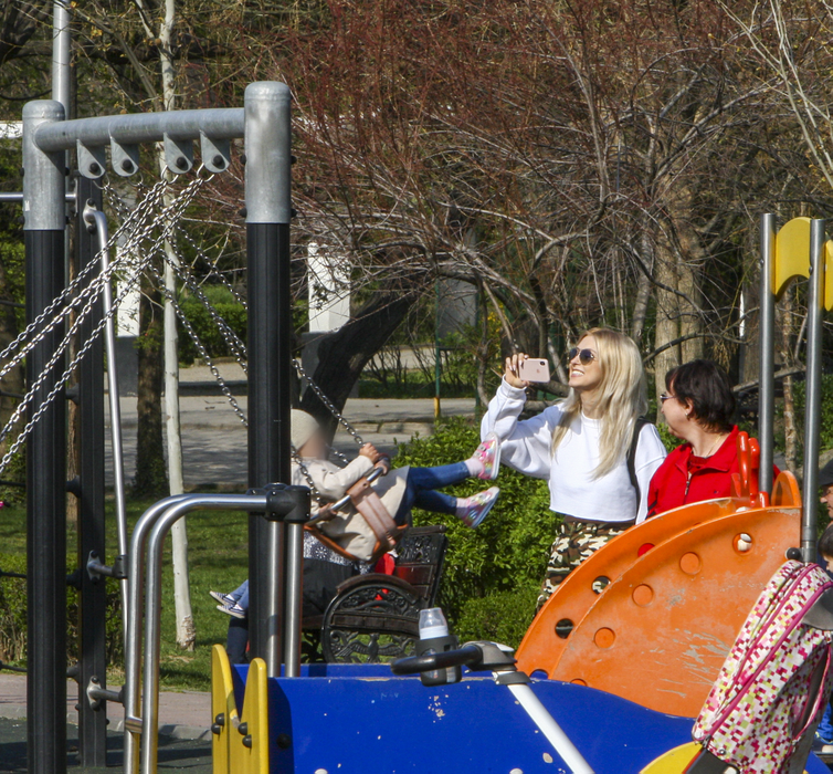 Andreea Bălan a imortalizat clipele petrecute în parc alături de fiica ei cea mare