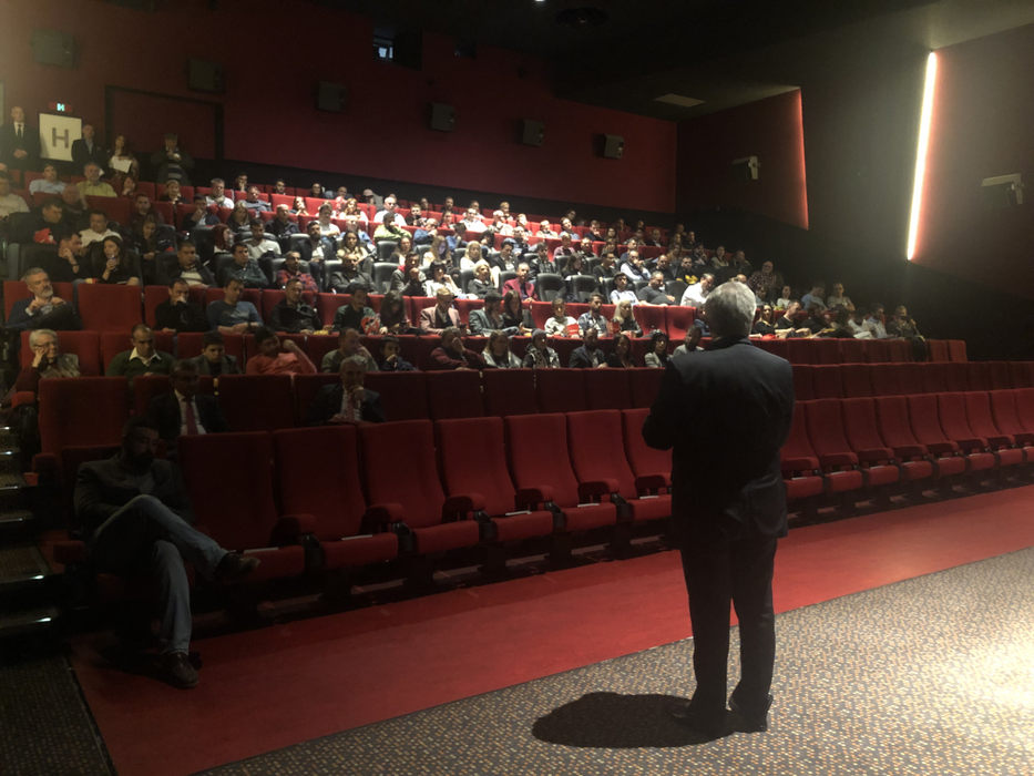 Călin Popescu Tăriceanu, la premiera fabulosului film ”ExCES de Eleganță”. Pelicula ecranizează ediția din 2018 a Concursului de Eleganță Sinaia